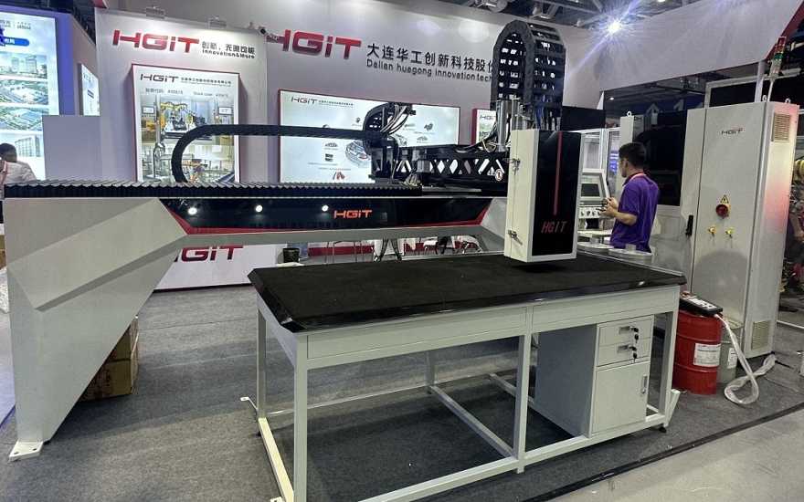 Six axis robot automatic gluing machine